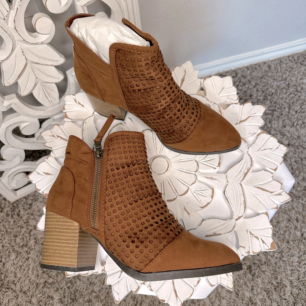 Western Chestnut suede boots with side zipper BRAND NEW IN BOX! Ship next day 🚀